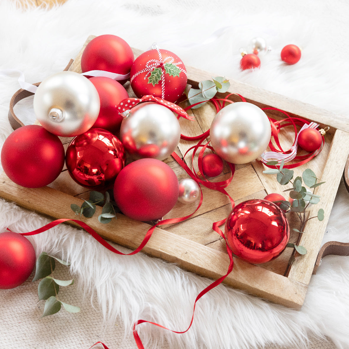 Red glass baubles 010256