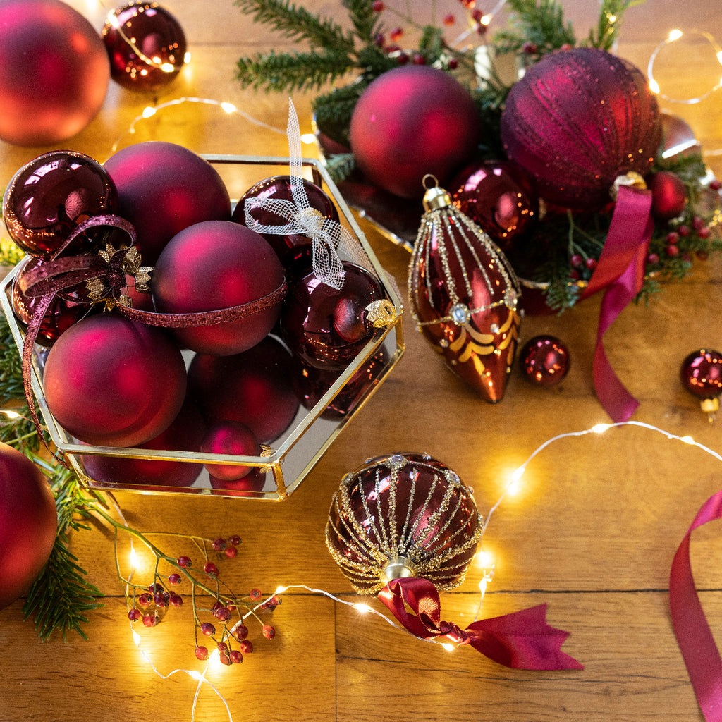 Burgundy glass baubles 010392
